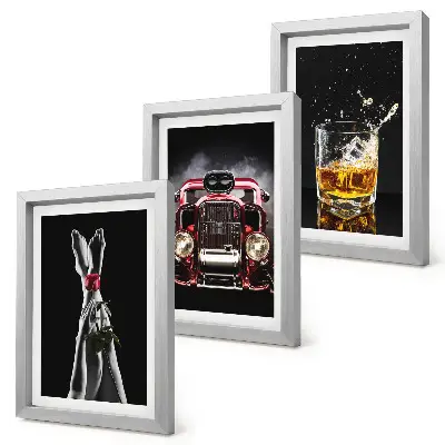 Set ingelijste schilderijen vrouwenbenen met een roos, een oude auto en een glas whisky