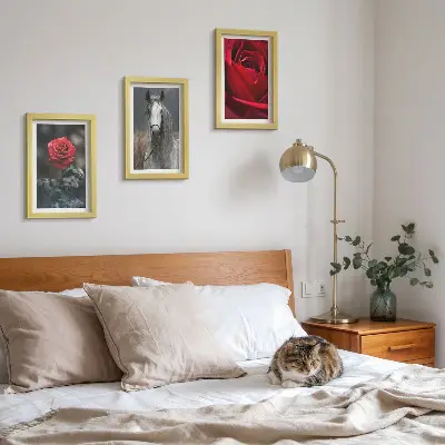 Gallery wall met rode rozen en een paard in een grijze omgeving
