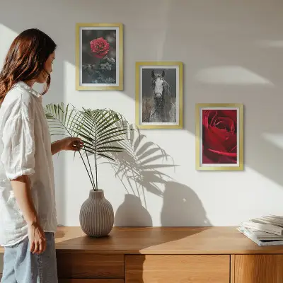 Gallery wall met rode rozen en een paard in een grijze omgeving