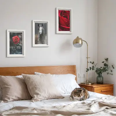Gallery wall met rode rozen en een paard in een grijze omgeving