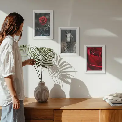 Gallery wall met rode rozen en een paard in een grijze omgeving