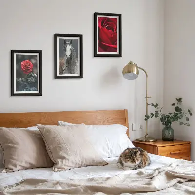 Gallery wall met rode rozen en een paard in een grijze omgeving