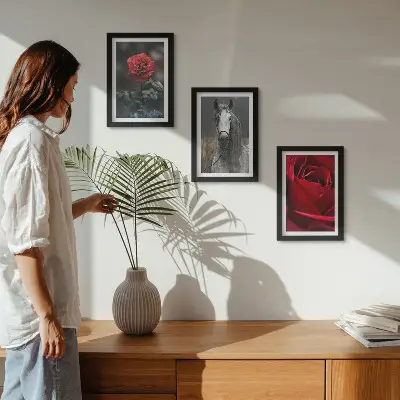 Gallery wall met rode rozen en een paard in een grijze omgeving