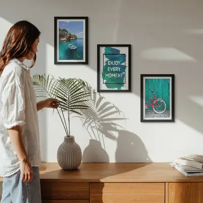 Set ingelijste schilderijen zeezicht met boot, fiets en inspirerende tekst