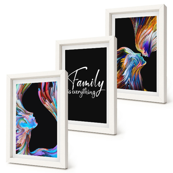 Gallery wall Portretten van mensen in kleurrijke patronen en een opschrift over familie.