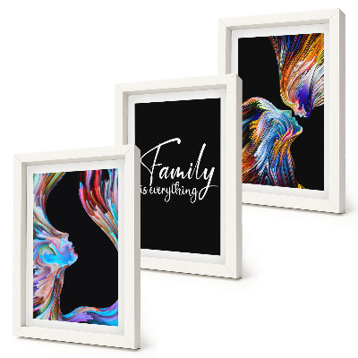 Gallery wall Portretten van mensen in kleurrijke patronen en een opschrift over familie.