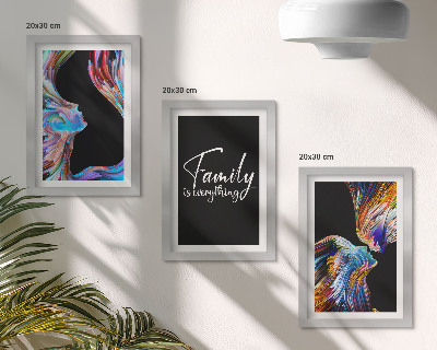 Gallery wall Portretten van mensen in kleurrijke patronen en een opschrift over familie.