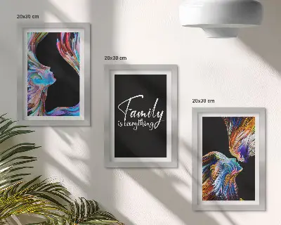 Gallerijwand portretten van mensen in kleurrijke patronen met een opschrift over familie