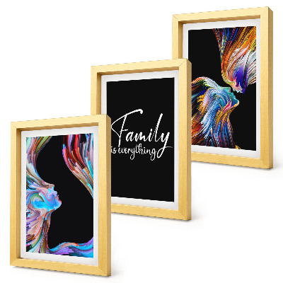 Gallery wall Portretten van mensen in kleurrijke patronen en een opschrift over familie.