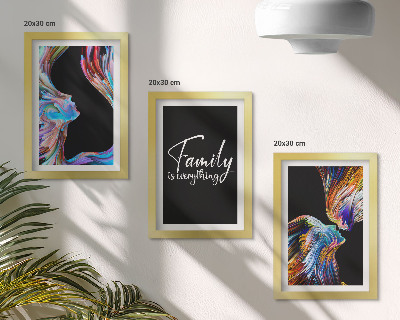 Gallery wall Portretten van mensen in kleurrijke patronen en een opschrift over familie.