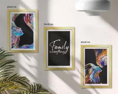 Gallerijwand portretten van mensen in kleurrijke patronen met een opschrift over familie