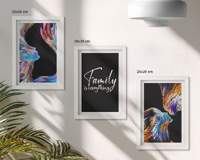 Gallery wall Portretten van mensen in kleurrijke patronen en een opschrift over familie.