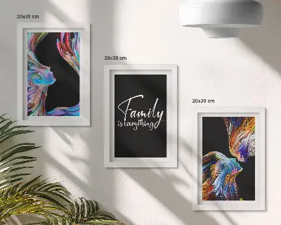Gallerijwand portretten van mensen in kleurrijke patronen met een opschrift over familie