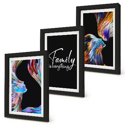 Gallery wall Portretten van mensen in kleurrijke patronen en een opschrift over familie.