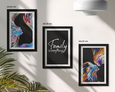 Gallery wall Portretten van mensen in kleurrijke patronen en een opschrift over familie.