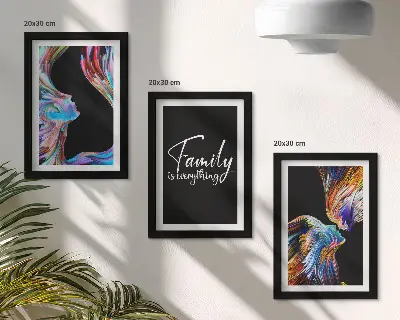 Gallerijwand portretten van mensen in kleurrijke patronen met een opschrift over familie