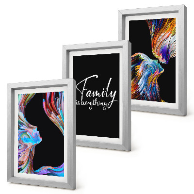 Gallery wall Portretten van mensen in kleurrijke patronen en een opschrift over familie.