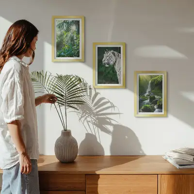 Set van ingelijste schilderijen met een jungle met een witte tijger en een wilde waterval