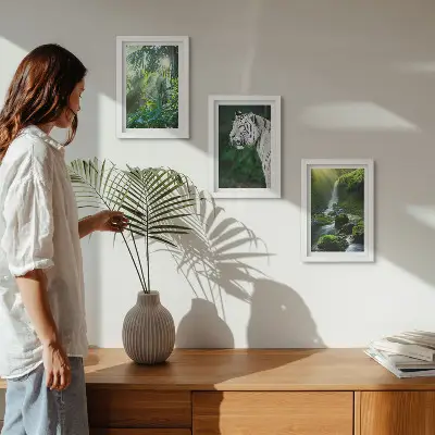 Set van ingelijste schilderijen met een jungle met een witte tijger en een wilde waterval