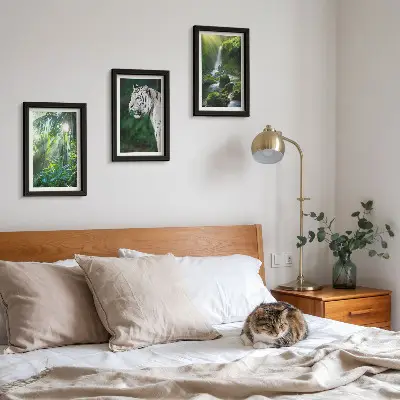Set van ingelijste schilderijen met een jungle met een witte tijger en een wilde waterval
