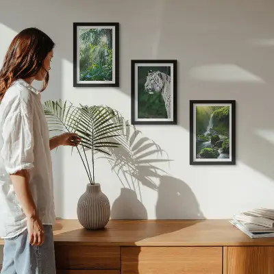 Set van ingelijste schilderijen met een jungle met een witte tijger en een wilde waterval