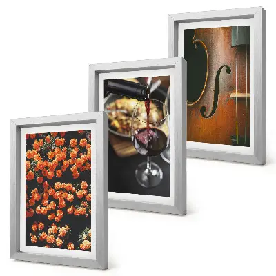 Gallery wall met vintage romantische bloemen, wijn en viool
