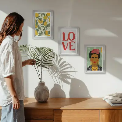 Set van ingelijste schilderijen met citroenen en de inscriptie LOVE en een geschilderd portret van Frida Kahlo
