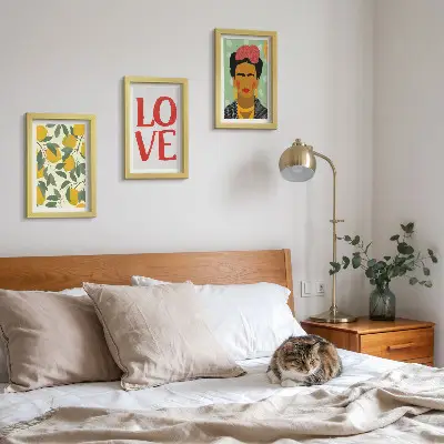 Set van ingelijste schilderijen met citroenen en de inscriptie LOVE en een geschilderd portret van Frida Kahlo