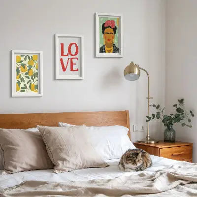Set van ingelijste schilderijen met citroenen en de inscriptie LOVE en een geschilderd portret van Frida Kahlo