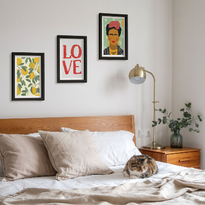 Set van ingelijste schilderijen Citroenen met de inscriptie LOVE, een geschilderd portret van Frida Kahlo.
