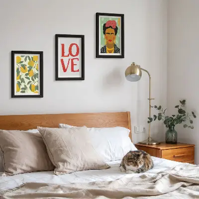 Set van ingelijste schilderijen met citroenen en de inscriptie LOVE en een geschilderd portret van Frida Kahlo