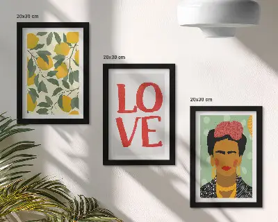 Set van ingelijste schilderijen met citroenen en de inscriptie LOVE en een geschilderd portret van Frida Kahlo