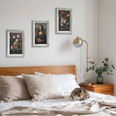 Gallery wall met vintage bloemen, schedel en Mona Lisa-portret van Leonardo da Vinci