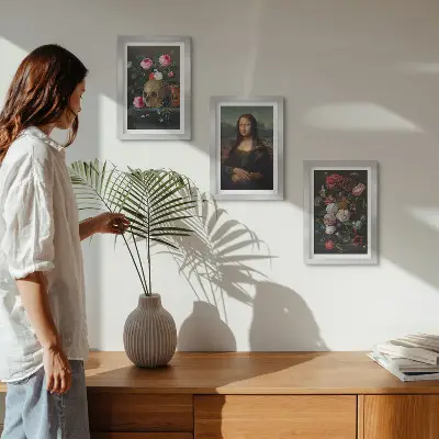 Gallery wall met vintage bloemen, schedel en Mona Lisa-portret van Leonardo da Vinci