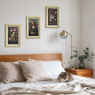 Gallery wall met vintage bloemen, schedel en Mona Lisa-portret van Leonardo da Vinci