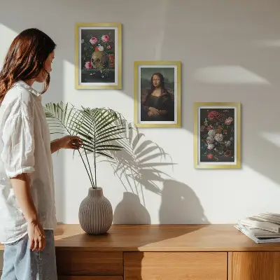 Gallery wall met vintage bloemen, schedel en Mona Lisa-portret van Leonardo da Vinci
