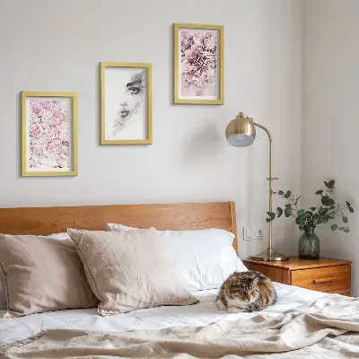 Gallery wall delicate pioenrozen en zwart-wit portret van een vrouw