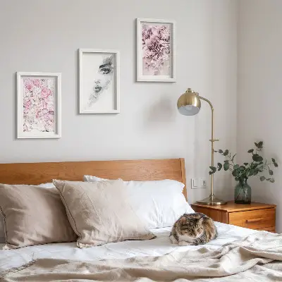 Gallery wall delicate pioenrozen en zwart-wit portret van een vrouw