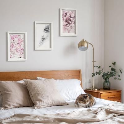 Gallery wall Delicate pioenrozen, zwart-wit portret van een vrouw