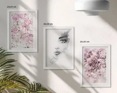 Gallery wall delicate pioenrozen en zwart-wit portret van een vrouw