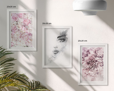Gallery wall Delicate pioenrozen, zwart-wit portret van een vrouw