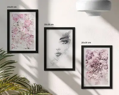 Gallery wall delicate pioenrozen en zwart-wit portret van een vrouw