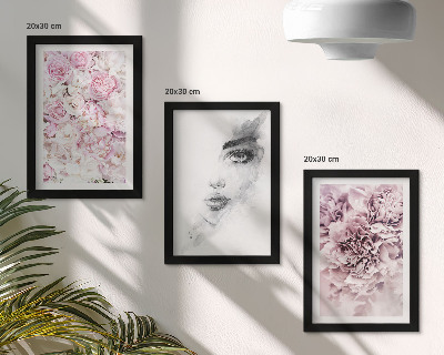 Gallery wall Delicate pioenrozen, zwart-wit portret van een vrouw