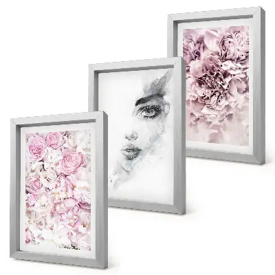 Gallery wall delicate pioenrozen en zwart-wit portret van een vrouw