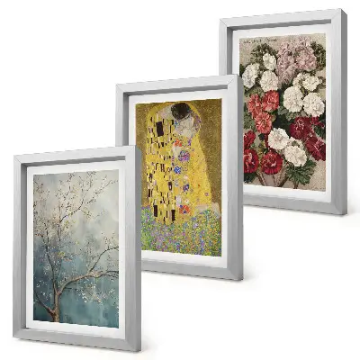 Set van ingelijste schilderijen met bloemen en bomen in de schilderstijl van De Kus van Gustav Klimt
