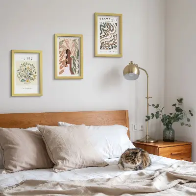 Galerijmuur boho-esthetiek met minimalistische posters in pasteltinten