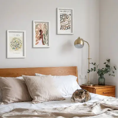 Galerijmuur boho-esthetiek met minimalistische posters in pasteltinten