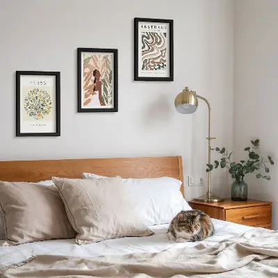 Galerijmuur boho-esthetiek met minimalistische posters in pasteltinten