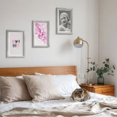 Gallery wall met abstracte aquarel, inspirerende slogan en oude sculptuur