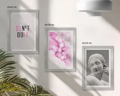 Gallery wall met abstracte aquarel, inspirerende slogan en oude sculptuur